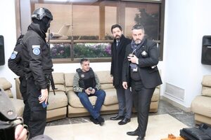 Agentes de la DEA llevan a Santoro extraditado a EEUU