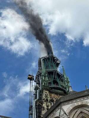Controlado incendio en la catedral de la ciudad francesa de Ruán - Mundo - ABC Color