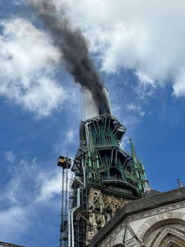 Controlado incendio en la catedral de la ciudad francesa de Ruán - Mundo - ABC Color