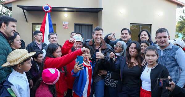 Diario HOY | Peña entrega 52 casas en Coronel Oviedo