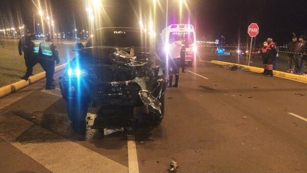 Dos hermanos que iban en una moto impactaron violentamente contra camioneta