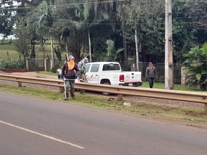 Municipalidad de Encarnación y cooperativa local lideran intervención de limpieza en la Ruta PY06