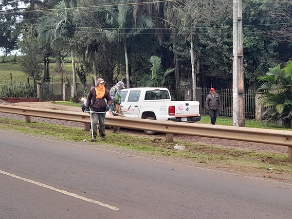 Municipalidad de Encarnación y cooperativa local lideran intervención de limpieza en la Ruta PY06