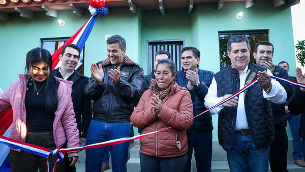 Gobierno de Santiago Peña entregó 52 casas en Coronel Oviedo - Noticiero Paraguay