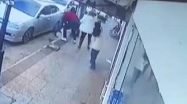 Valientes mujeres redujeron a ladrón de una joyería