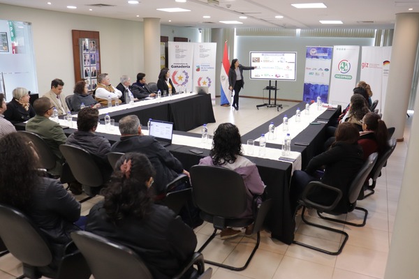 Comitiva internacional visitó FECOPROD para fortalecer la cadena láctea