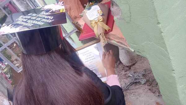 Se graduó y fue al cementerio a dedicar el logro a su mamá