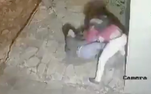 [VIDEO] ¡Violento robo! Ladrón zarandeó y tiró por el piso a una diplomática de ashá