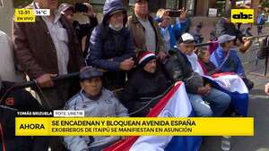 Itaipú: Exobreros se encadenan y bloquean Avenida España - ABC Noticias - ABC Color