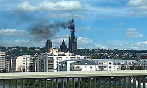 Se incendia la torre de la catedral de Notre Dame en Rouen, Francia - OviedoPress