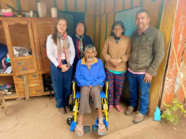 Asisten a octogenario con necesidad de silla de ruedas