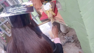Se graduó y fue al cementerio a dedicar el logro a su mamá - Noticiero Paraguay