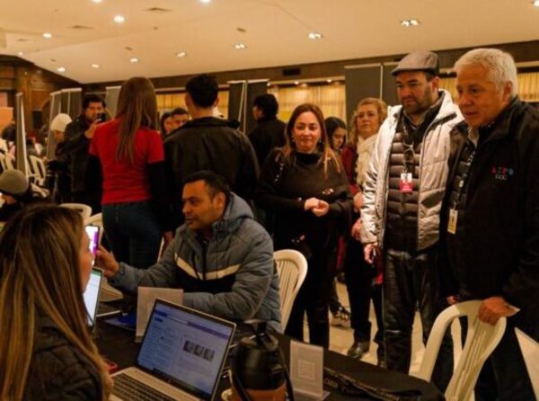 Más de 5.000 personas se postulan para vacancias en la Expo Empleo · Radio Monumental 1080 AM