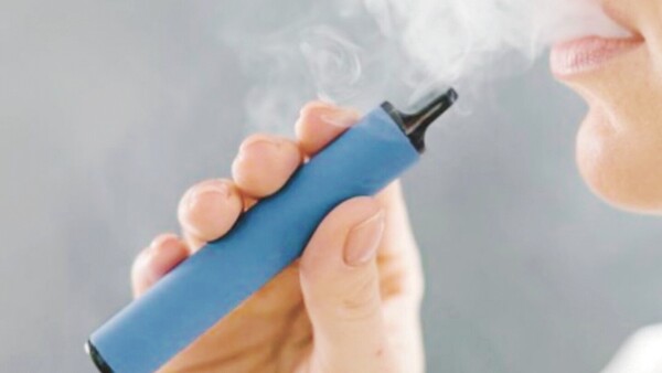 Joven vapeaba a full, se enfermó de neumonía y está en terapia intensiva