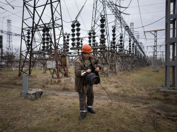Ucrania sigue importando electricidad para paliar el d茅ficit provocado por ataques rusos - Revista PLUS