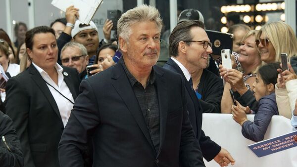 Alec Baldwin violó "reglas fundamentales" de seguridad, según la Fiscalía