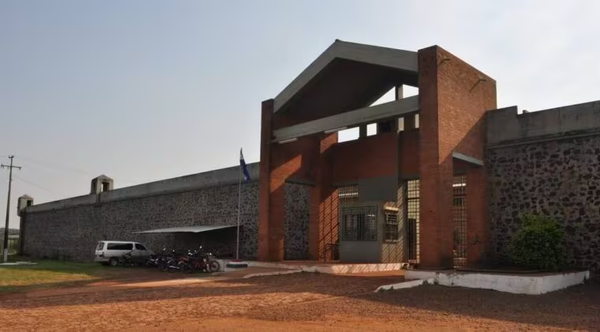 Reos golpean a expolicía recluido en el penal de Encarnación - Noticiero Paraguay