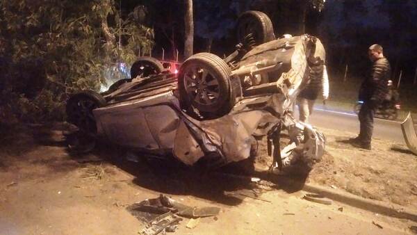 Aparatoso doble accidente camino al aeropuerto •