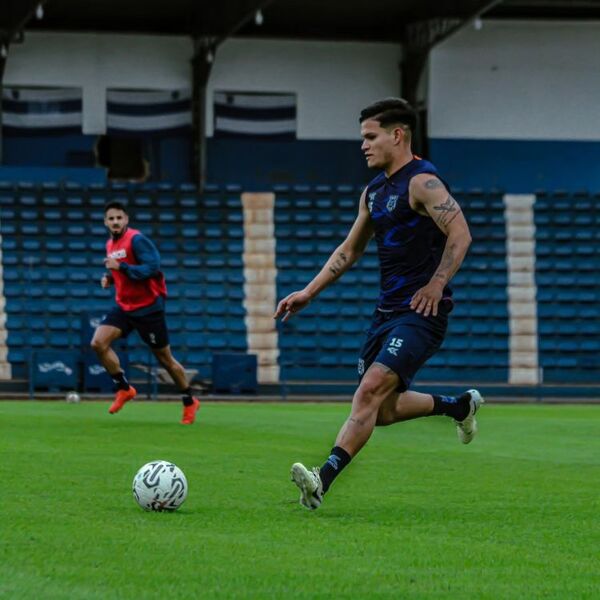 Miércoles de fútbol en el Monumental: La llegada del zaguero José María Arias