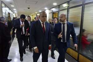 Implementarán plan piloto para ejecutar el doble turno en Senadores  - Política - ABC Color