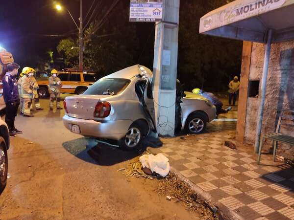 Un hombre muere tras chocar contra una columna en Lambaré - Policiales - ABC Color
