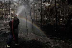 Grecia lucha por segundo día consecutivo contra dos incendios forestales - Mundo - ABC Color