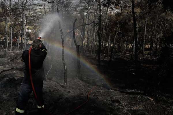Grecia lucha por segundo día consecutivo contra dos incendios forestales - Mundo - ABC Color