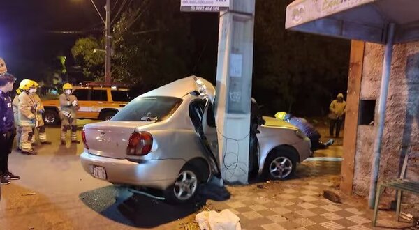 Conductor muere al chocar contra una columna en Lambaré - Radio Imperio 106.7 FM