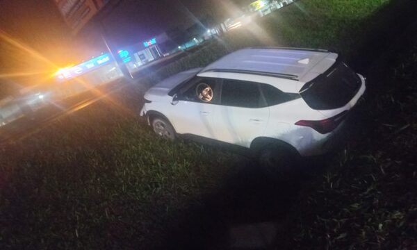 Vehículo termina en la cuneta tras falla en los frenos