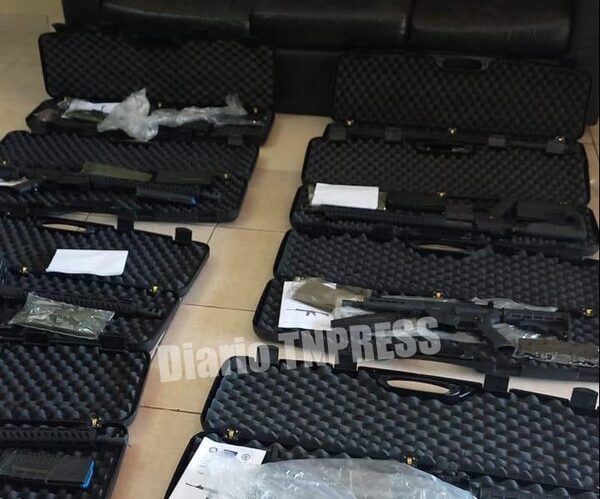 Parte de arsenal de armas incautadas en Operativo Dakovo, son entregadas a la Policía de Alto Paraná – Diario TNPRESS