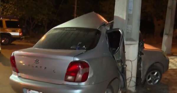 La Nación / Un conductor murió y su auto quedó incrustado por una columna