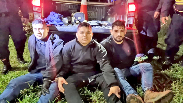 Capturan a tres asaltantes vestidos como policías tras violento intento de asalto - La Clave