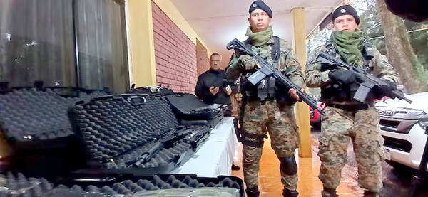 GEO de Alto Paraná recibe ocho fusiles incautados durante el operativo Dakovo - La Clave