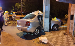 Un hombre muere tras chocar contra una columna en Lambaré - Noticiero Paraguay