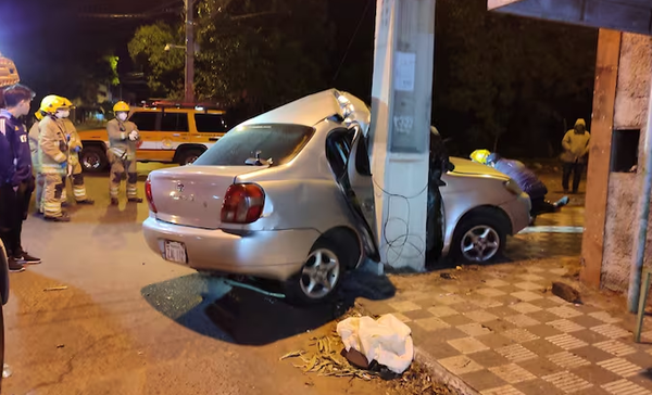 Un hombre muere tras chocar contra una columna en Lambaré - Noticiero Paraguay