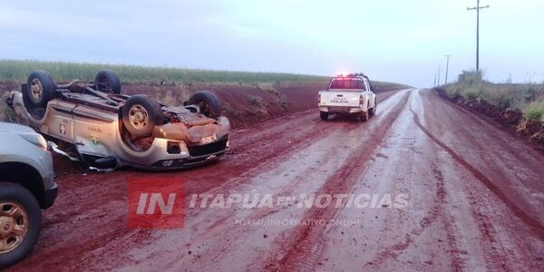 CAMIONETA VOLCÓ TRAS DESPISTE EN HOHENAU - Itapúa Noticias