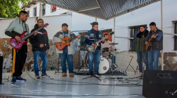 Ocho internos de Tacumbú se unen para hacer música y crean el grupo “Jóvenes Unidos”