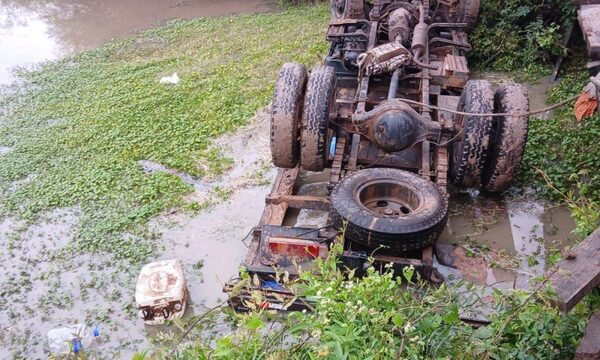 Un militar fallecido y cuatro heridos en Lagerenza Chacho tras vuelco de camión de relevo