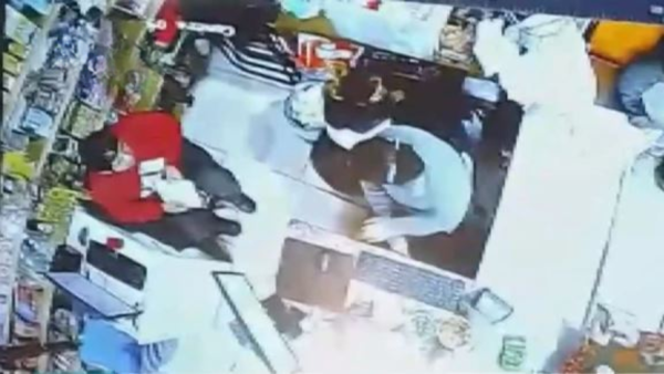 Delincuentes balearon a dos personas en intento de asalto