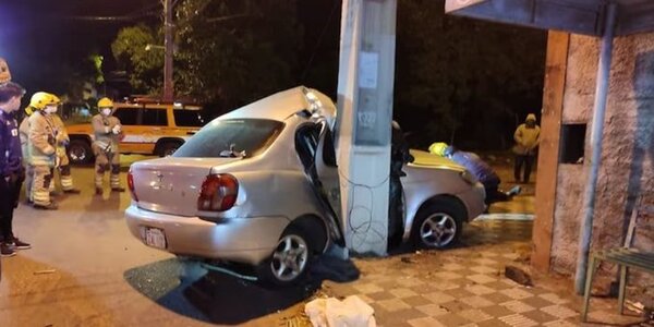 Conductor muere al chocar contra una columna en Lambaré