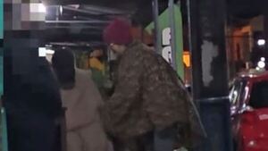 Confeccionó ponchos con su mamá para regalar a la gente