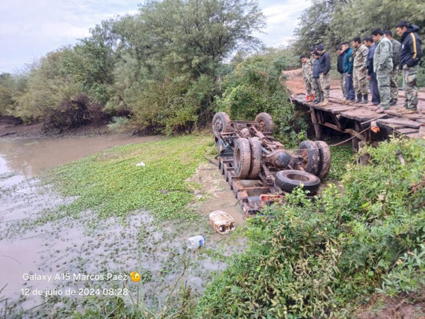 Un muerto y cuatro heridos tras caída de un camión militar de un puente en el Chaco