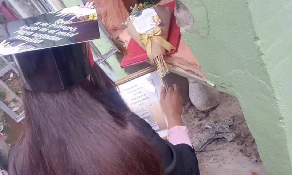 Se graduó y fue al cementerio a dedicar el logro a su mamá – Prensa 5