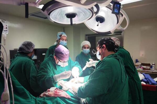 Un joven de 28 años recibe trasplante renal en Clínicas •