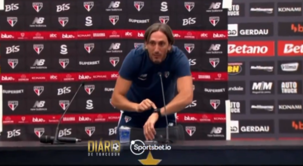 Versus / ¡Se volvió loco! El feroz enojo de Luis Zubeldía en conferencia de prensa