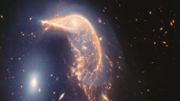 Nueva foto del telescopio Webb muestra dos galaxias danzando, en su segundo aniversario