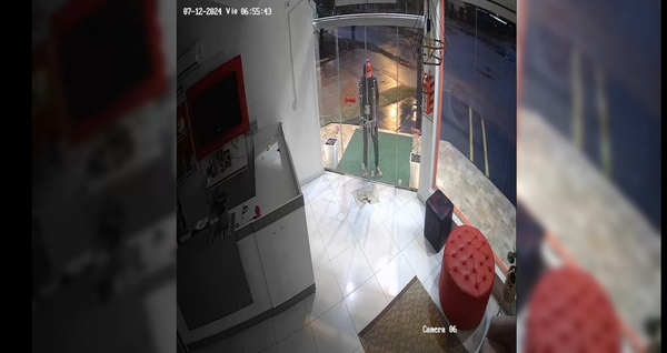 Policía frustra intento de robo en tienda de ropa en Villa Armando