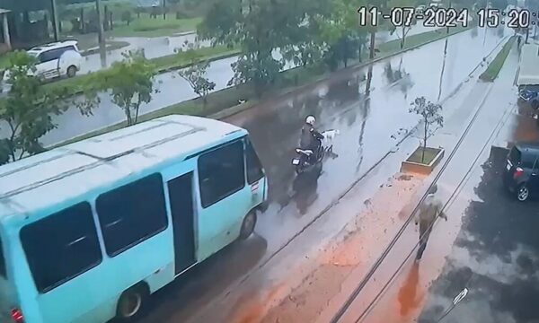Motoca frenó para no chocar contra un perrito, pero fue atropellada por un minibús