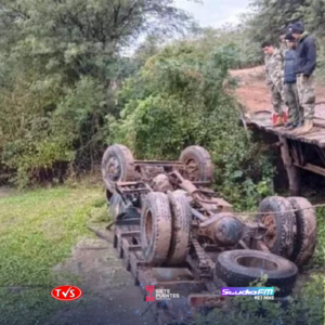 UN MILITAR FALLECIDO Y OTROS SIETE HERIDOS TRAS CAÍDA DE CAMIÓN DE PRECARIO PUENTE EN LAGERENZA. - TVS