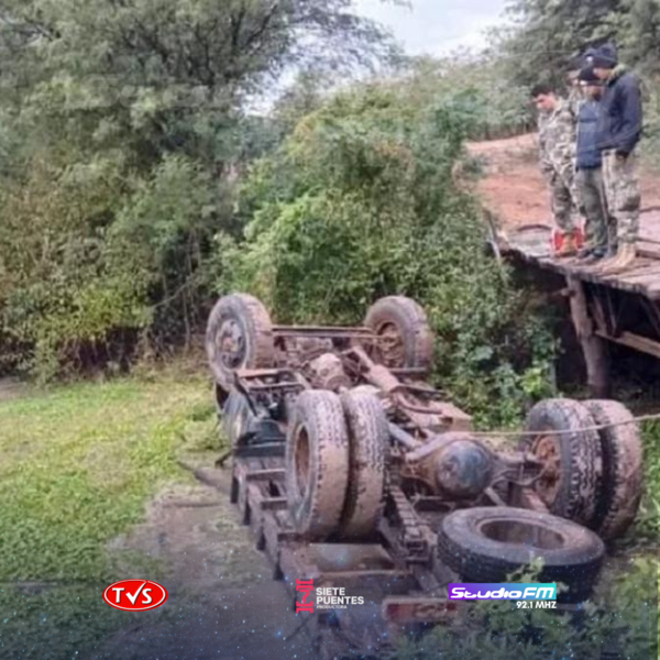 UN MILITAR FALLECIDO Y OTROS SIETE HERIDOS TRAS CAÍDA DE CAMIÓN DE PRECARIO PUENTE EN LAGERENZA. - TVS